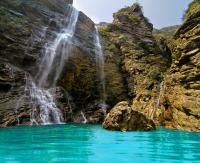 Озеро между скалами