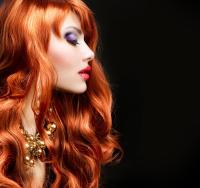 Красивая рыжая девушка