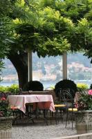 Уличное кафе на набережной