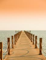 Деревянный причал на море