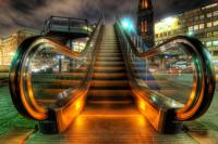 Эскалатор на ночной улице современного города