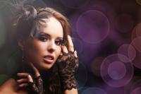 Девушка в перчатках