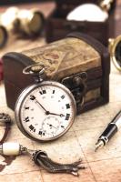 Старинная шкатулка и часы