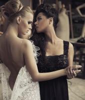 Девушки в платьях