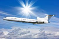 Самолет в голубом небе