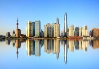 Отражение в реке современного города