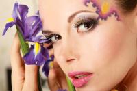 Девушка с цветком ириса