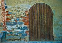 Дверь в кирпичной стене
