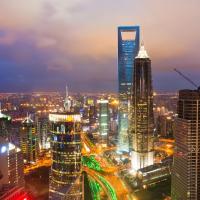 Вечерние огни современного мегаполиса