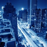 Ночной трафик на улице мегаполиса