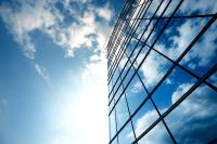 Современный небоскреб на фоне неба