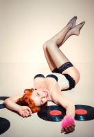 Девушка с пластинками