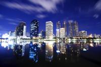 Панорама ночного города в отражении реки