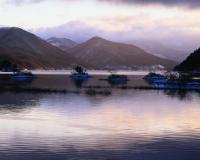 Озеро и холмы