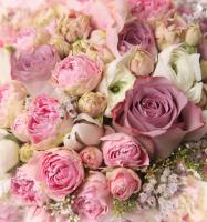 Розы и ранункулюсы