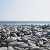 Морская галька на берегу