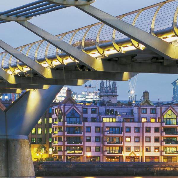 Komar 8-924 (Millennium Bridge)